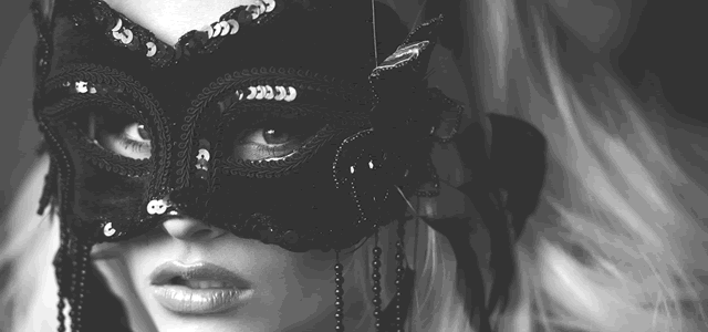 アイマスクを付ける女性