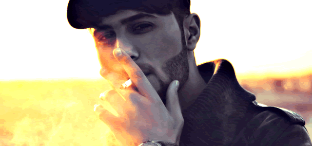 煙草をふかす男性