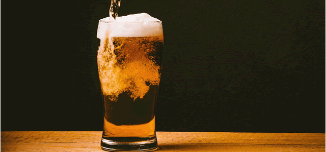 グラスに注ぐビール
