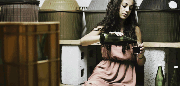 ワインをグラスに注ぐ女性