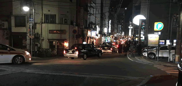 夜の街を走る車の列
